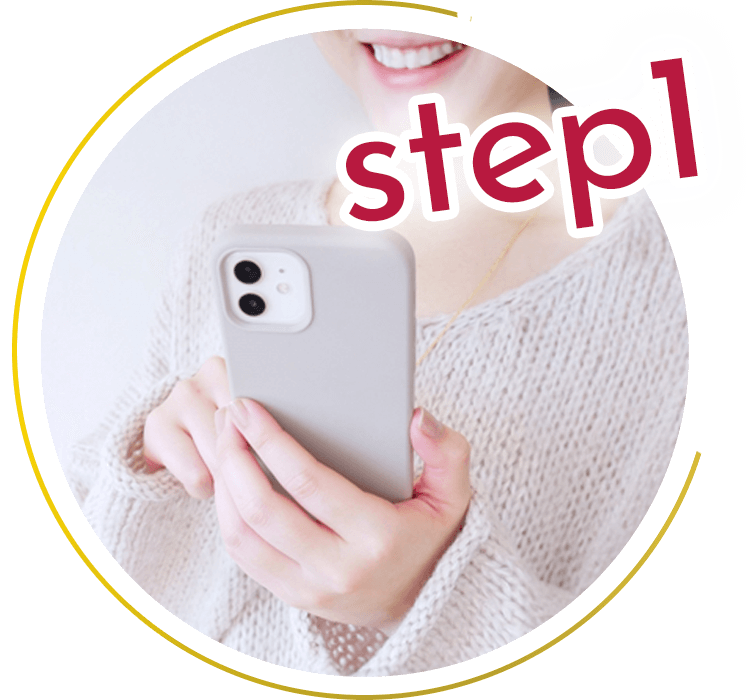 女性がスマホで予約をしようとしている画像